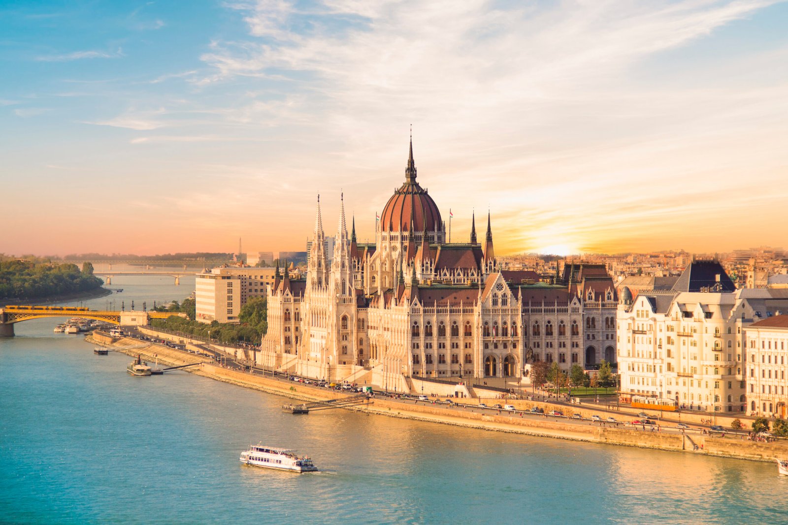 beautiful-view-hungarian-parliament-chain-bridge-panorama-budapest-night