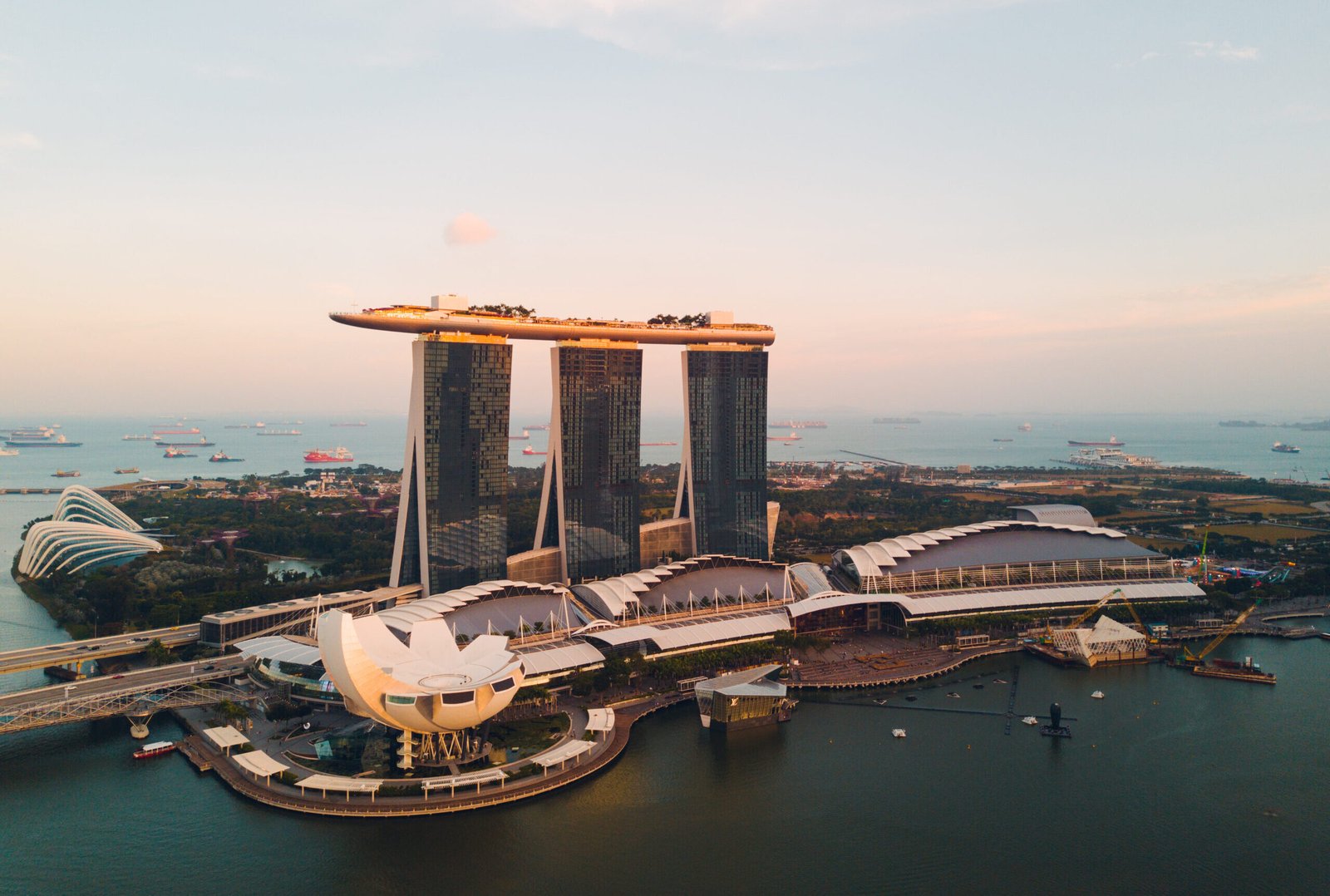 26 FEBRUARY, 2018: Singapore, Marina Bay Sands Luxury Hotel. Quadrupter view.